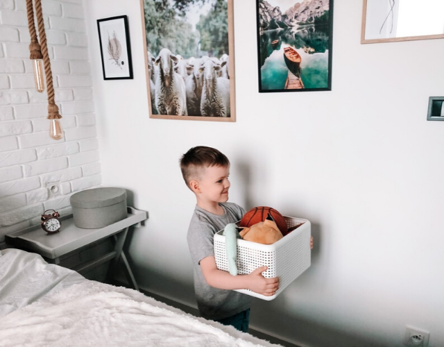 Dziecko pomagające w porządkach